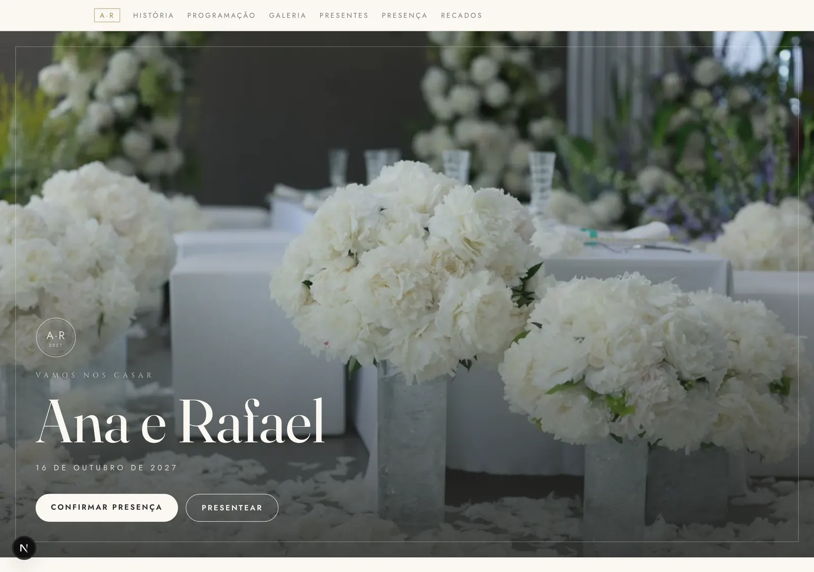 Site de casamento pronto, com os nomes do casal, a data e os botões de confirmar presença e presentear